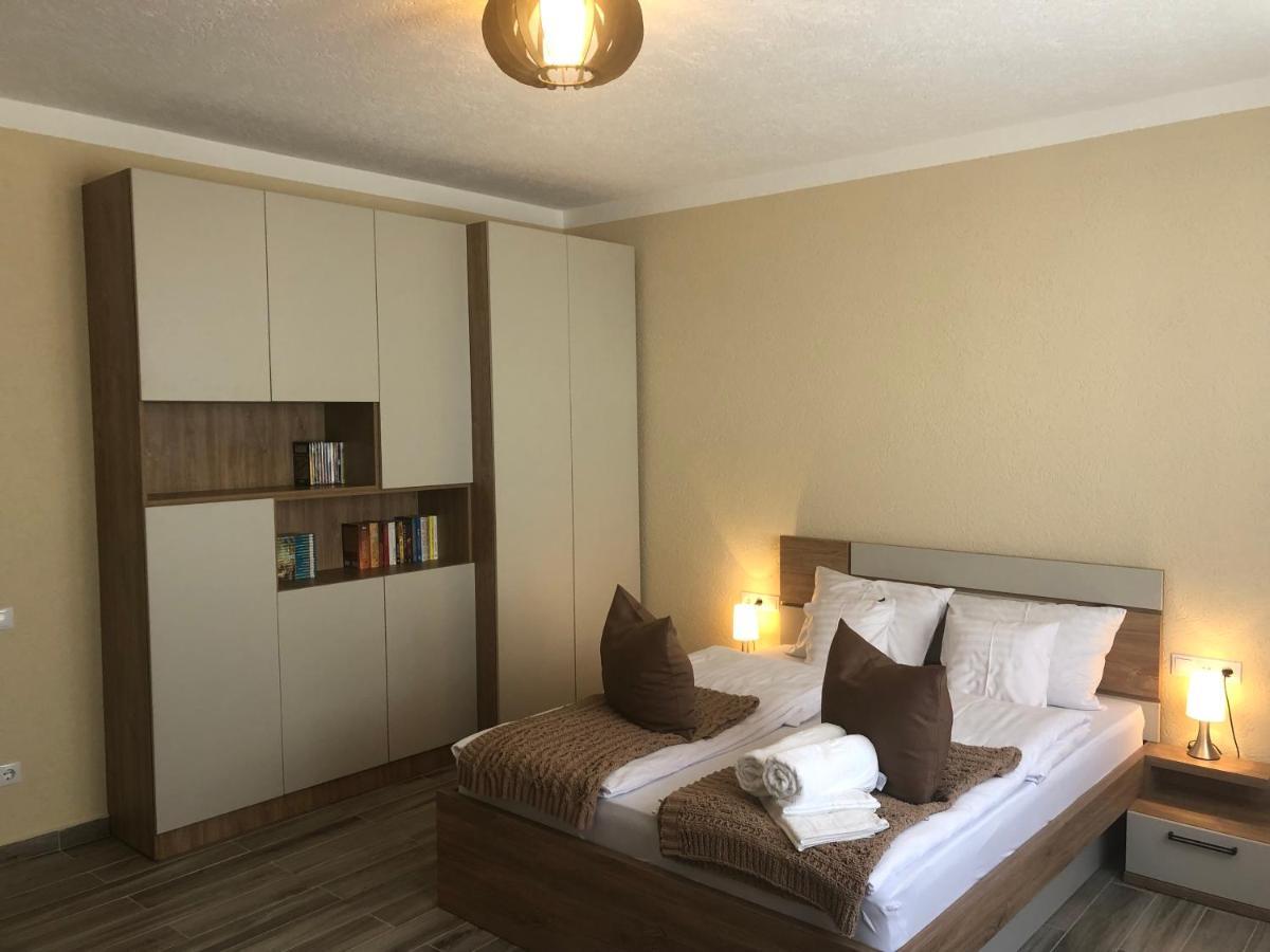 Central House Villa Oradea Luaran gambar