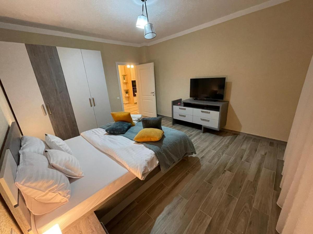 Central House Villa Oradea Luaran gambar