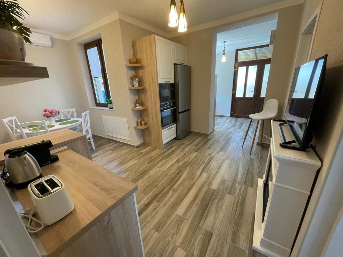 Central House Villa Oradea Luaran gambar