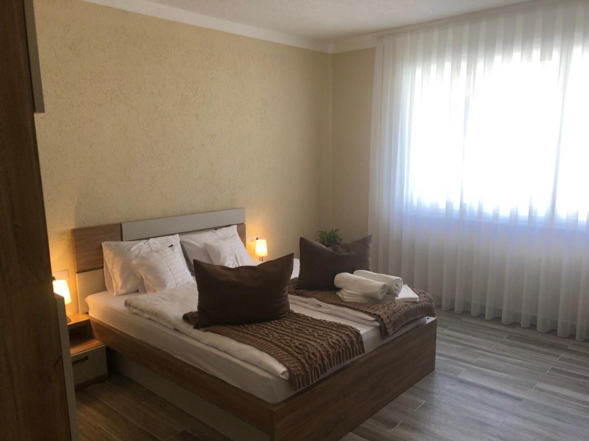 Central House Villa Oradea Luaran gambar