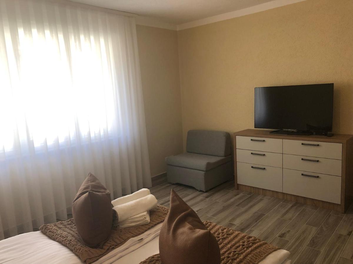 Central House Villa Oradea Luaran gambar