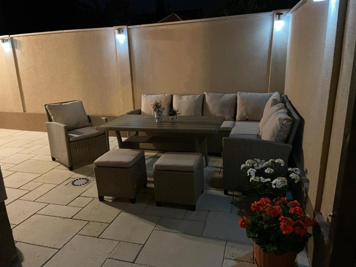Central House Villa Oradea Luaran gambar